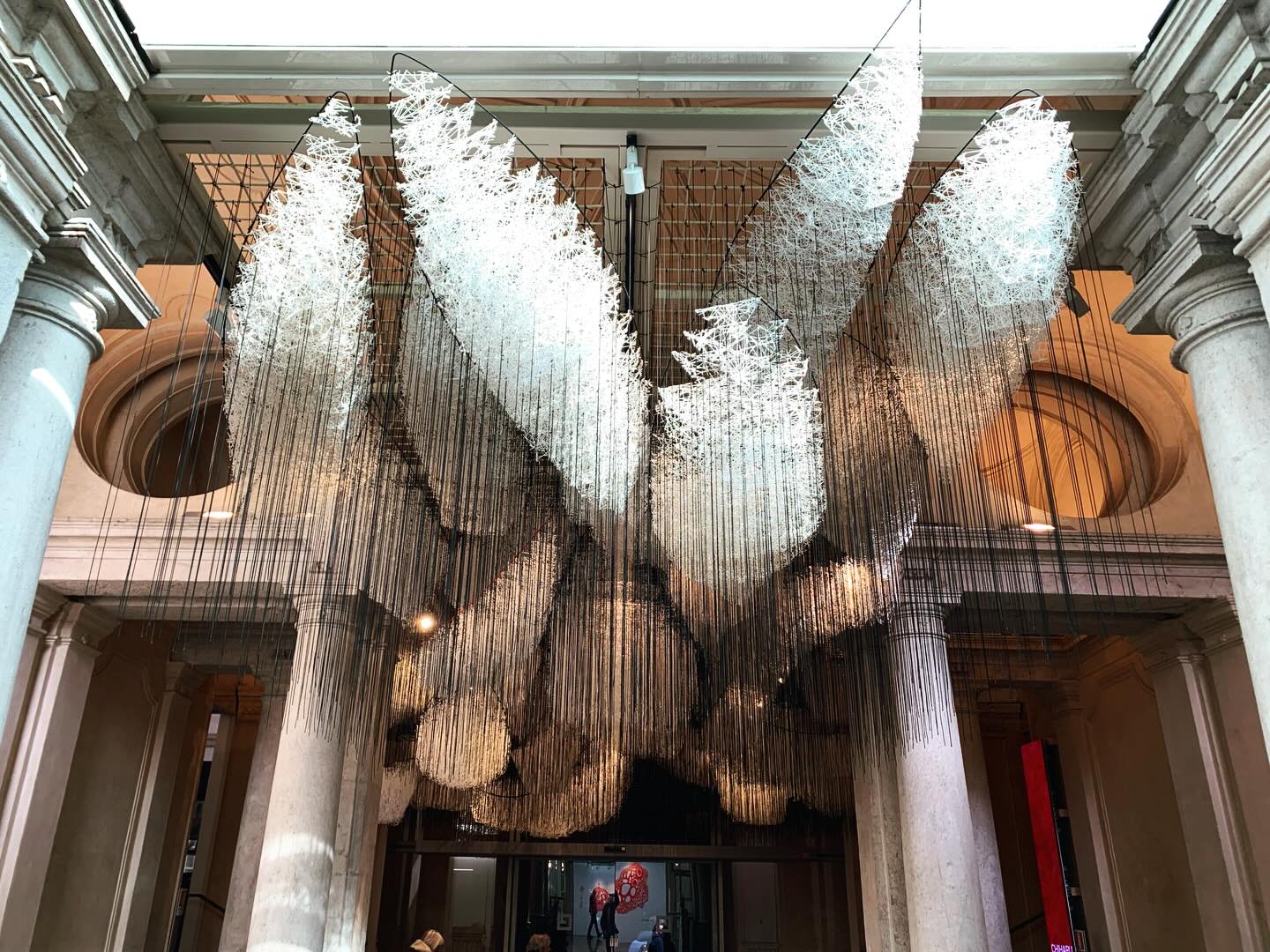 Retrospectiva de Chiharu Shiota en el MAO